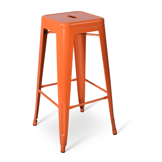 Stijlvolle oranje metalen stapelbare barkruk. Hoogte 76 cm, compact design met voetsteun.