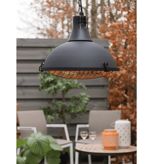 Sunred heater Indus zwart met op de achtergrond een tuinsetje.